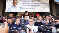 Selain memantau harga sejumlah bapok dan kondisi pasar, Zulhas juga sempat membeli sejumlah dagangan pedagang di lokasi. Seperti cabai, bawang, tomat, telur, hingga daging ayam.