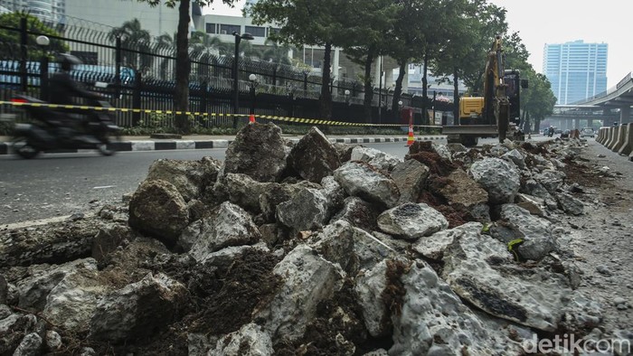 Hati-hati, Ada Pembongkaran Pembatas Jalan di Rasuna Said Pembatas jalan di Rasuda Said kini tengah dibongkar. Hal ini dilakukan untuk mempercantik kawasan tersebut.