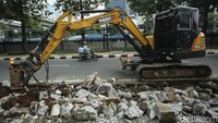 Selain itu, dengan dibongkarnya pembatas tersebut diharapkan dapat memperlancar pengendara yang melintas. 