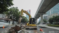 Pekerja membongkar pembatas Jalan HR Rasuna Said di Kuningan, Jakarta, Jumat (7/7/2023).