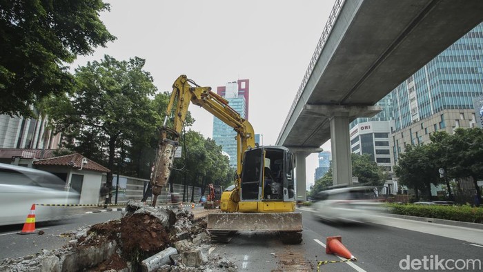 Hati-hati, Ada Pembongkaran Pembatas Jalan di Rasuna Said Pembatas jalan di Rasuda Said kini tengah dibongkar. Hal ini dilakukan untuk mempercantik kawasan tersebut.