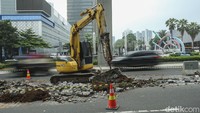 Hingga kini pembongkaran masih tetap berlanjut, nampak alat berat diturunkan untuk mempercepat pekerjaan.  