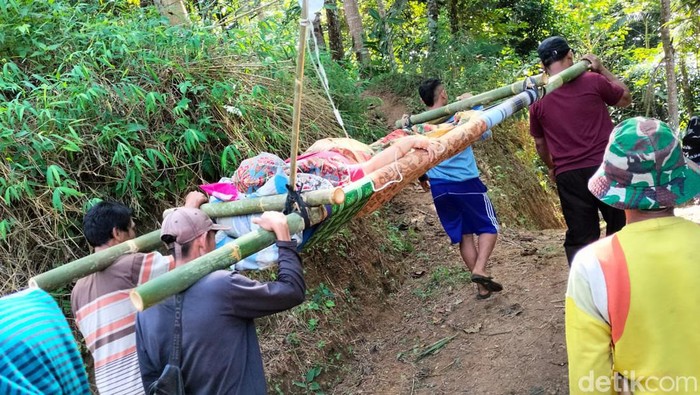 Ibu hamil melahirkan di jalan saat ditandu di Cidaun, Cianjur