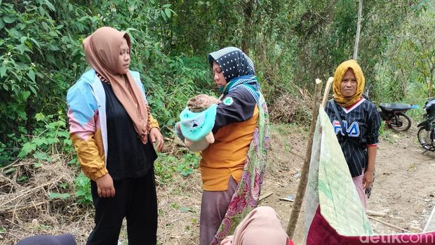 Ibu hamil melahirkan di jalan saat ditandu di Cidaun, Cianjur