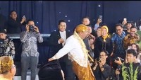 Bahagianya Denny Caknan usai sah merapalkan ijab kabul. Penyanyi asal Ngawi itu langsung jingkrak kegirangan dan melakukan selebrasi siiuu ala bintang bola Portugal, Cristiano Ronaldo. (Foto: Dok. Istimewa/Tangkapan Layar)