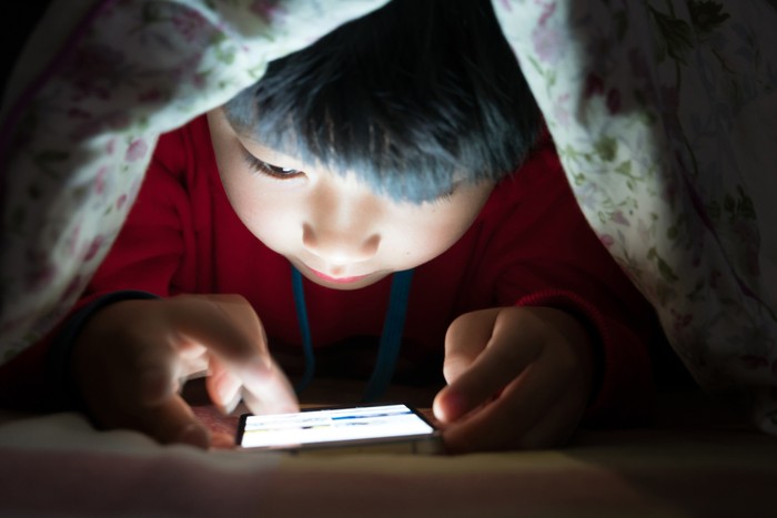 Ilustrasi Anak Main Gadget