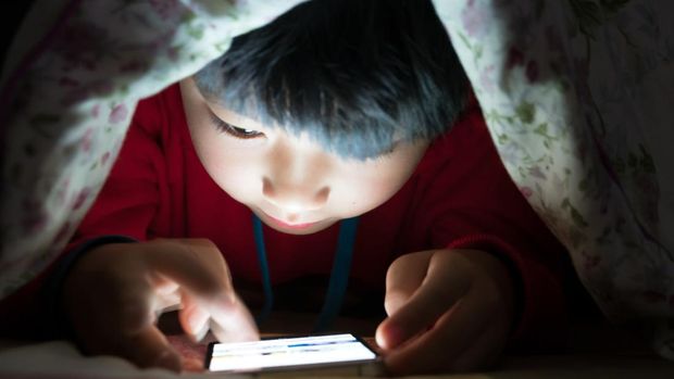 Ilustrasi Anak Main Gadget