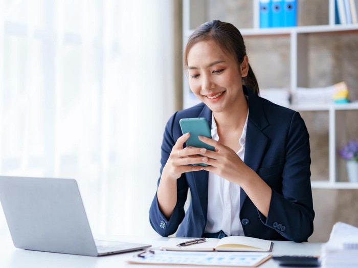 Ilustrasi wanita bekerja menggunakan ponsel