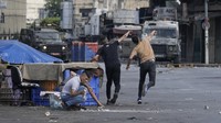Warga Palestina bentrok dengan pasukan keamanan Israel selama serangan militer di kota Nablus, Tepi Barat.