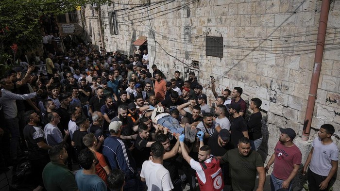 Israel Serang Nablus, Dua Warga Palestina Tewas Palestinians carry the body of a man killed during an Israeli military raid in the West Bank city of Nablus, Friday, July 7, 2023. The Palestinian Health Ministry said two men were killed by Israeli fire. The deaths are part of a year-long spiral of violence that shows no signs of abating. (AP Photo/Majdi Mohammed)