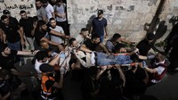 Warga Palestina membawa jenazah seorang pria yang tewas dalam serangan militer Israel di kota Nablus, Tepi Barat, Jumat (7/7/2023).