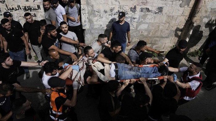 Israel Serang Nablus, Dua Warga Palestina Tewas Palestinians carry the body of a man killed during an Israeli military raid in the West Bank city of Nablus, Friday, July 7, 2023. The Palestinian Health Ministry said two men were killed by Israeli fire. The deaths are part of a year-long spiral of violence that shows no signs of abating. (AP Photo/Majdi Mohammed)