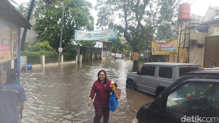Jalan Pondok Karya, Jaksel, terendam banjir (Kurniawan Fadil/detikcom)