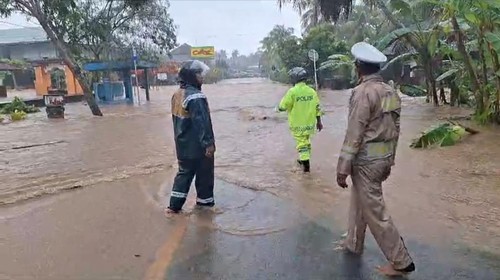 Kondisi banjir di Jalan Nasional Denpasar-Gilimanuk, tepatnya di depan Kantor Desa Gumbrih, Kecamatan Pekutatan, Kabupaten Jembrana, Jumat (7/7/2023).