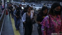 Pemprov DKI Jakarta mewacanakan pembagian jam masuk kantor demi urai macet. Pengaturan jam masuk kerja itu segera diujicoba.  
