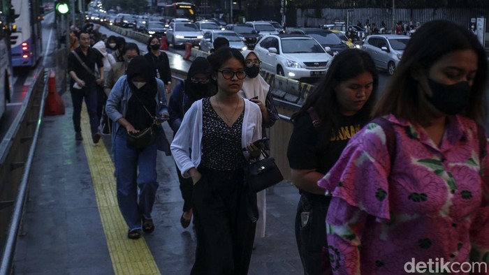 Pemprov DKI Jakarta mewacanakan pembagian jam masuk kantor demi urai macet. Pengaturan jam masuk kerja itu segera diujicoba.
