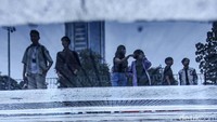 Penjabat (Pj) Gubernur DKI Jakarta Heru Budi Hartono pembagian jam masuk kantor dikaji dalam sesi yakni pukul 08.00 WIB dan 10.00 WIB. Namun kebijakan ini masih dibahas dengan Polisi dan stakeholder lain.  