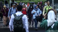 Heru menyampaikan pembagian jam masuk karyawan bisa disesuaikan dengan perusahaan masing-masing. Prinsipnya, pembagian jam masuk diupayakan untuk mengurangi volume kendaraan di satu waktu.  