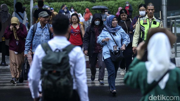 Pemprov DKI Jakarta mewacanakan pembagian jam masuk kantor demi urai macet. Pengaturan jam masuk kerja itu segera diujicoba.