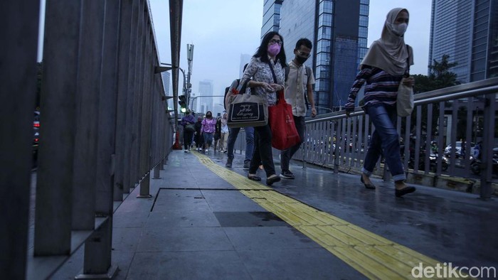 Jam Kerja Kantoran di Jakarta Dibagi Dua Sesi, Setuju? Pemprov DKI Jakarta mewacanakan pembagian jam masuk kantor demi urai macet. Pengaturan jam masuk kerja itu segera diujicoba.
