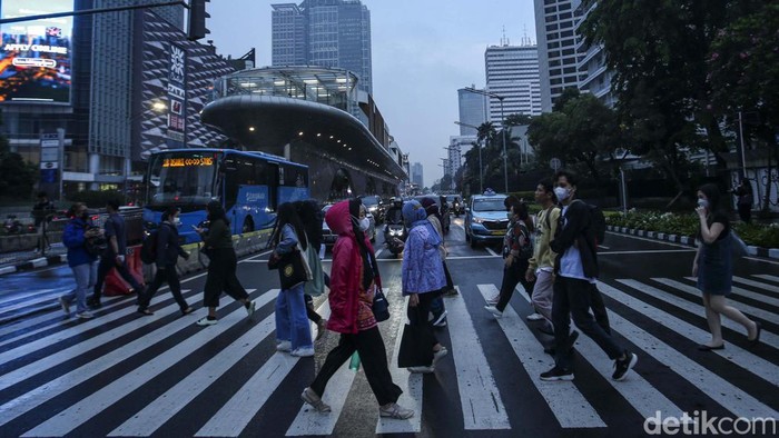 Jam Kerja Kantoran di Jakarta Dibagi Dua Sesi, Setuju? Pemprov DKI Jakarta mewacanakan pembagian jam masuk kantor demi urai macet. Pengaturan jam masuk kerja itu segera diujicoba.