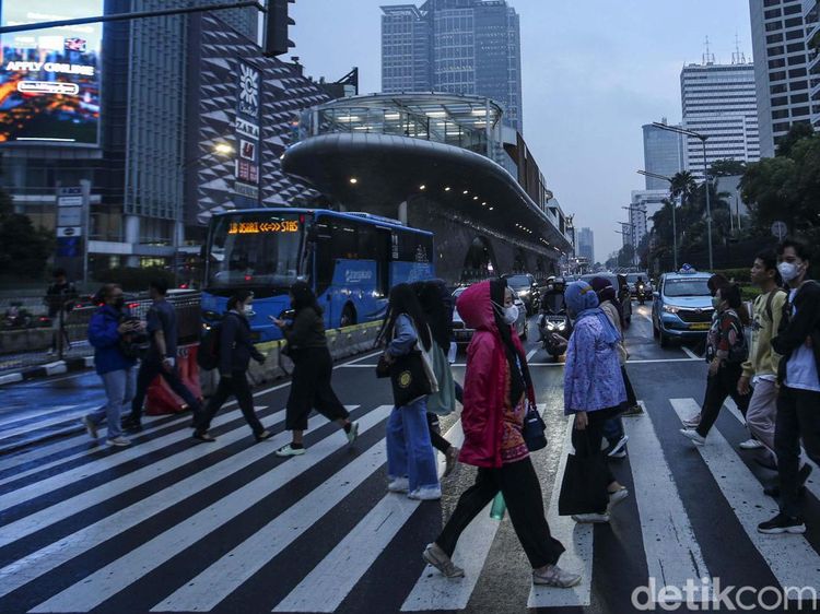 Jam Kerja Kantoran di Jakarta Dibagi Dua Sesi, Setuju?