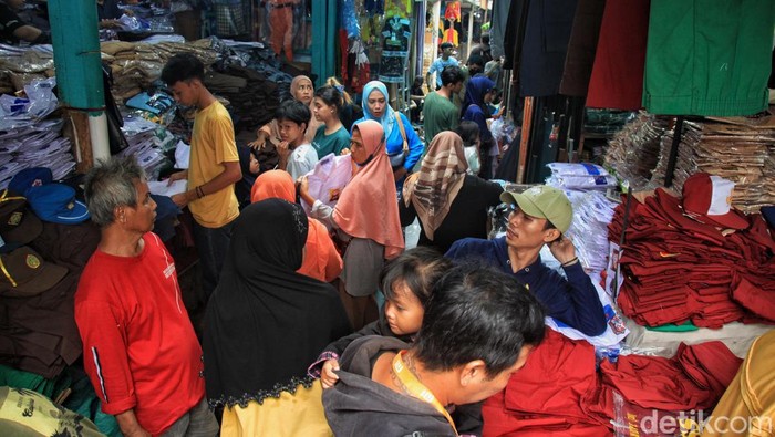 Sebentar lagi akan memasuki tahun ajaran baru 2023/2024. Baju seragam di pasar Jatinegara mulai diserbu.