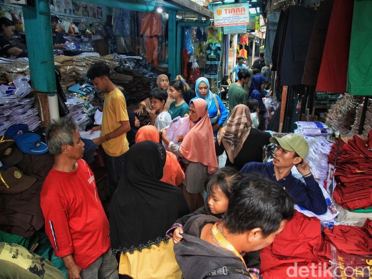 Potret Toko Seragam Sekolah Diserbu Jelang Tahun Ajaran Baru