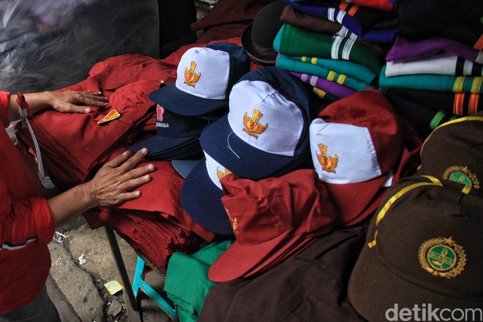 Sebentar lagi akan memasuki tahun ajaran baru 2023/2024. Baju seragam di pasar Jatinegara mulai diserbu.