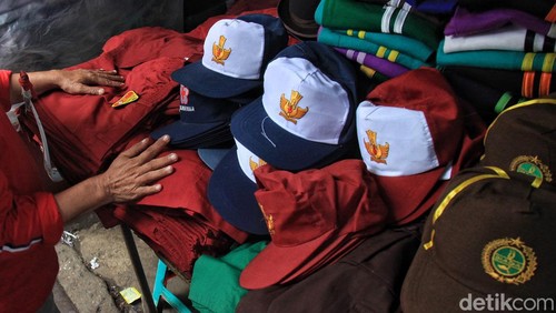 Sebentar lagi akan memasuki tahun ajaran baru 2023/2024. Baju seragam di pasar Jatinegara mulai diserbu.