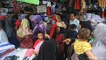 Potret Toko Seragam Sekolah Diserbu Jelang Tahun Ajaran Baru