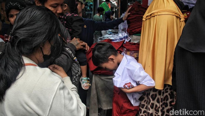 Jelang Tahun Ajaran Baru, Baju Seragam Sekolah Diserbu Sebentar lagi akan memasuki tahun ajaran baru 2023/2024. Baju seragam di pasar Jatinegara mulai diserbu.