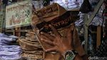 Potret Toko Seragam Sekolah Diserbu Jelang Tahun Ajaran Baru