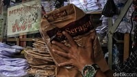 Tak hanya baju putih, baju seragam pramuka juga ada.