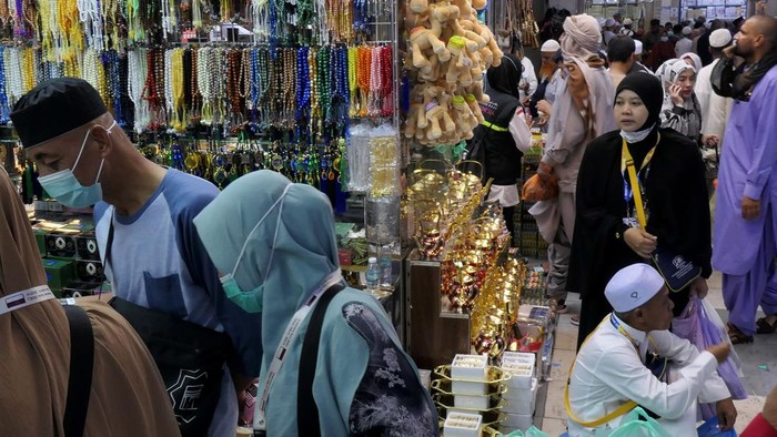 Pembeli memilih suvenir yang dijual di Pasar Kakiyah, Mekah, Arab Saudi, Kamis (6/7/2023). Pasar Kakiyah dipadati jamaah haji yang sebagian besar dari Indonesia  untuk membeli suvenir sebagai oleh-oleh bagi keluarga. ANTARA FOTO/Wahyu Putro A/foc.