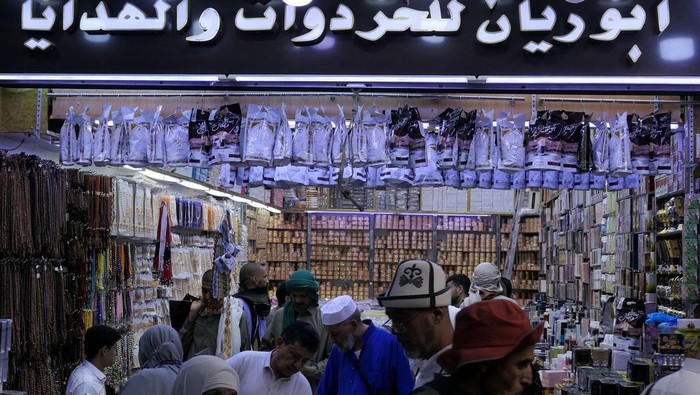 Pembeli memilih suvenir yang dijual di Pasar Kakiyah, Mekah, Arab Saudi, Kamis (6/7/2023). Pasar Kakiyah dipadati jamaah haji yang sebagian besar dari Indonesia  untuk membeli suvenir sebagai oleh-oleh bagi keluarga. ANTARA FOTO/Wahyu Putro A/foc.