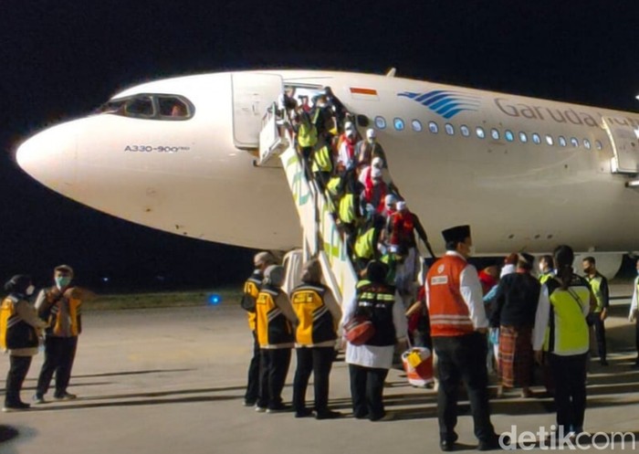 Jemaah haji Kloter 1 Embarkasi Solo saat tiba di Bandara Adi Soemarmo, Boyolali. Foto diunggah pada Jumat (7/7/2023).