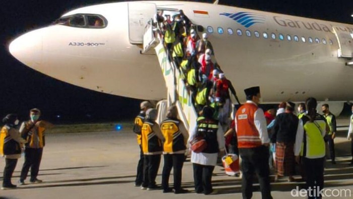 Jemaah haji Kloter 1 Embarkasi Solo saat tiba di Bandara Adi Soemarmo, Boyolali. Foto diunggah pada Jumat (7/7/2023).