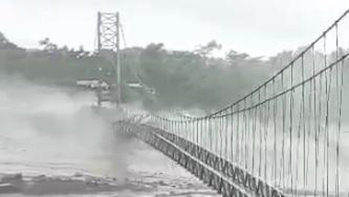 Jembatan Kaliregoyo di Candipuro, Lumajang putus diterjang banjir lahar dingin Semeru.