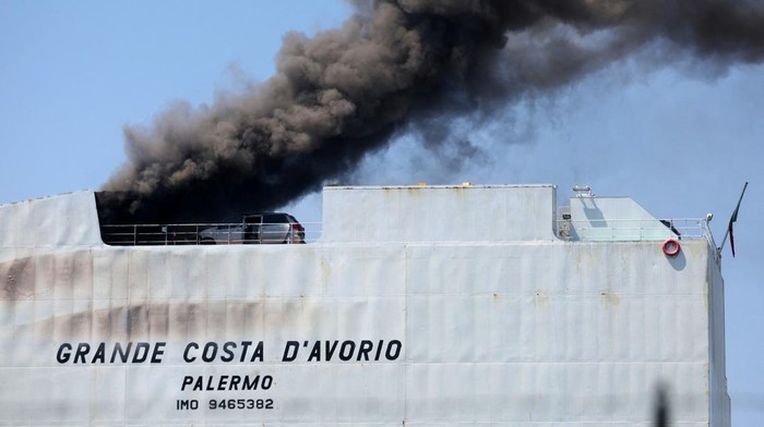 A New York City Fire Department (FDNY) fire boat sprays water on a cargo ship where two New Jersey firefighters were killed after they became trapped while battling a blaze, at Port Newark, New Jersey, U.S., July 6, 2023. REUTERS/Mike Segar       TPX IMAGES OF THE DAY