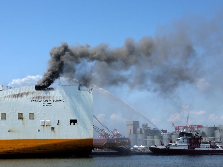 Kapal Kargo di New Jersey Terbakar, Dua Petugas Damkar Tewas