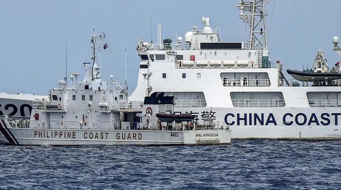 Kapal penjaga pantai Filipina dan China hampir bertabrakan di wilayah sengketa Laut China Selatan, April 2023Foto: Ted Aljibe/AFP/Getty Images