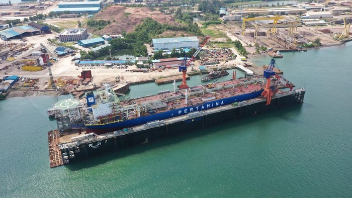 Kapal Raksasa Pertamina Pada hari Rabu, 21 Juni 2023 lalu, kapal FSO Pertamina Abherka milik PT Pertamina International Shipping (PIS) telah melakasanakan proses Undocking atau kembali ke lautan.