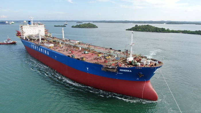 Penampakan Kapal Raksasa Pertamina yang Kembali ke Lautan