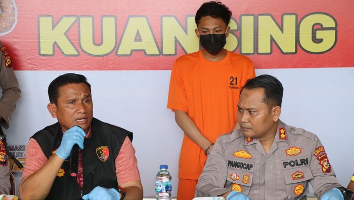 Kapolres Kuansing AKBP Pangucap Priyo dan Kasat Reskrim AKP Linter Sihaloho  saat paparan kasus pembunuhan. (Foto: Dok. Humas Polres Kuansing)