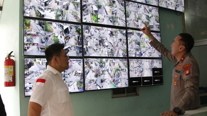 Kapolsek Penjaringan Kompol Bobby Danuardi mengecek monitor CCTV yang dipasang di 113 titik di RW 18 Pluit, Penjaringan, Jakut.