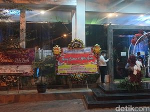 2 Karangan Bunga Hiasi Lokasi Akad Nikah Denny Caknan-Bella Bonita