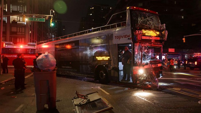 Kecelakaan Bus di New York Dua bus bertabrakan di New York, Amerika Serikat, Kamis (6/7/2023) waktu setempat. Kecelakaan melibatkan bus wisata bertingkat dan bus komuter Kota New York.