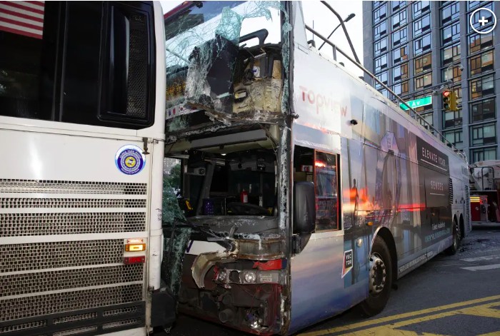 Kecelakaan bus double decker di New York