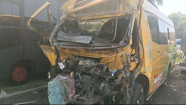 Penampakan minibus Elf yang terlibat kecelakaan lalu lintas di Tol Solo-Ngawi, Sragen, Jawa Tengah pada Kamis (6/7/2023).